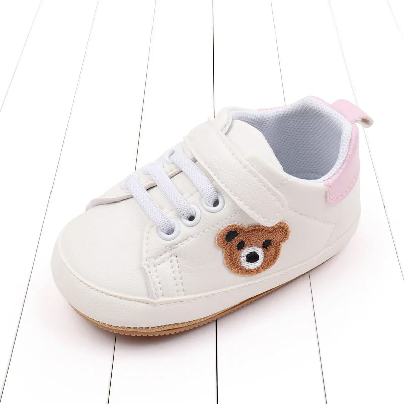 Chaussures bébé “Petit Ours” – Anti-dérapantes – Confort premiers pas (9–18 mois)