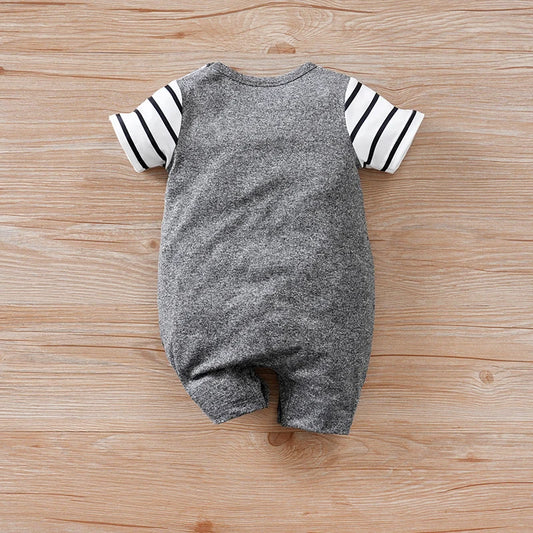 Barboteuse d'été 2 pièces à manches courtes et col rond rayé à motifs d'ours pour bébés garçons et filles en gris foncé.