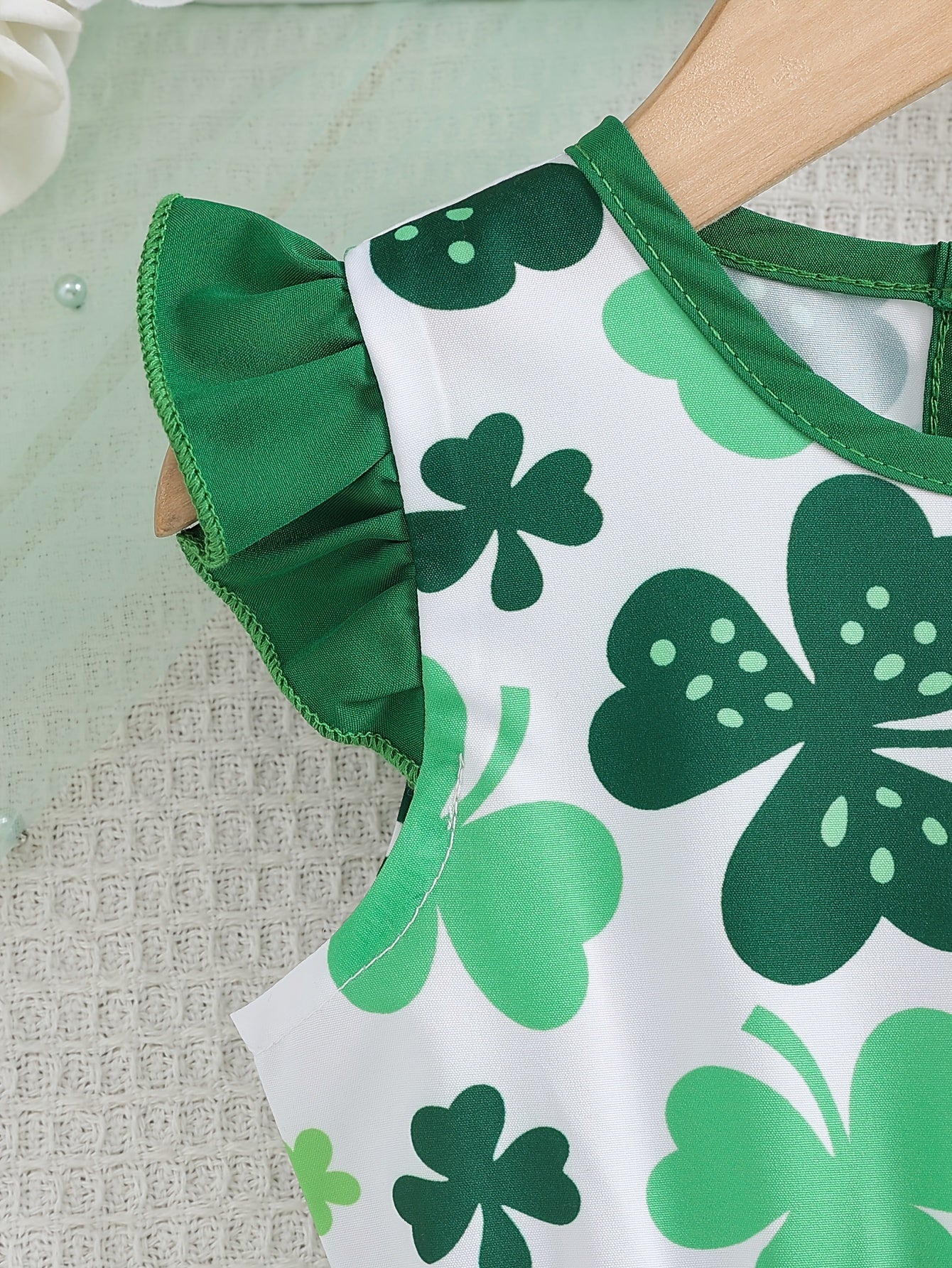 Robe bébé fille décontractée à manches volantes avec motifs trèfle vert – Printemps & Été