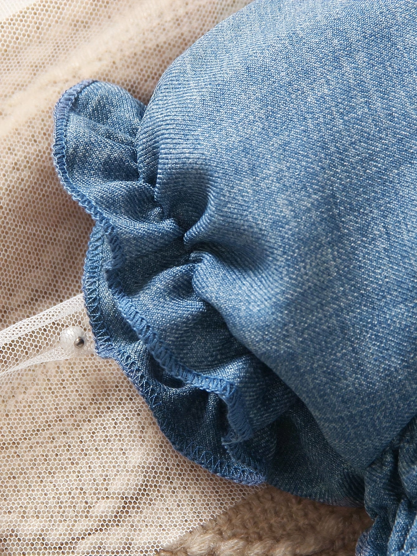 Combinaison bébé fille décontractée style faux jean avec volants aux épaules et ceinture