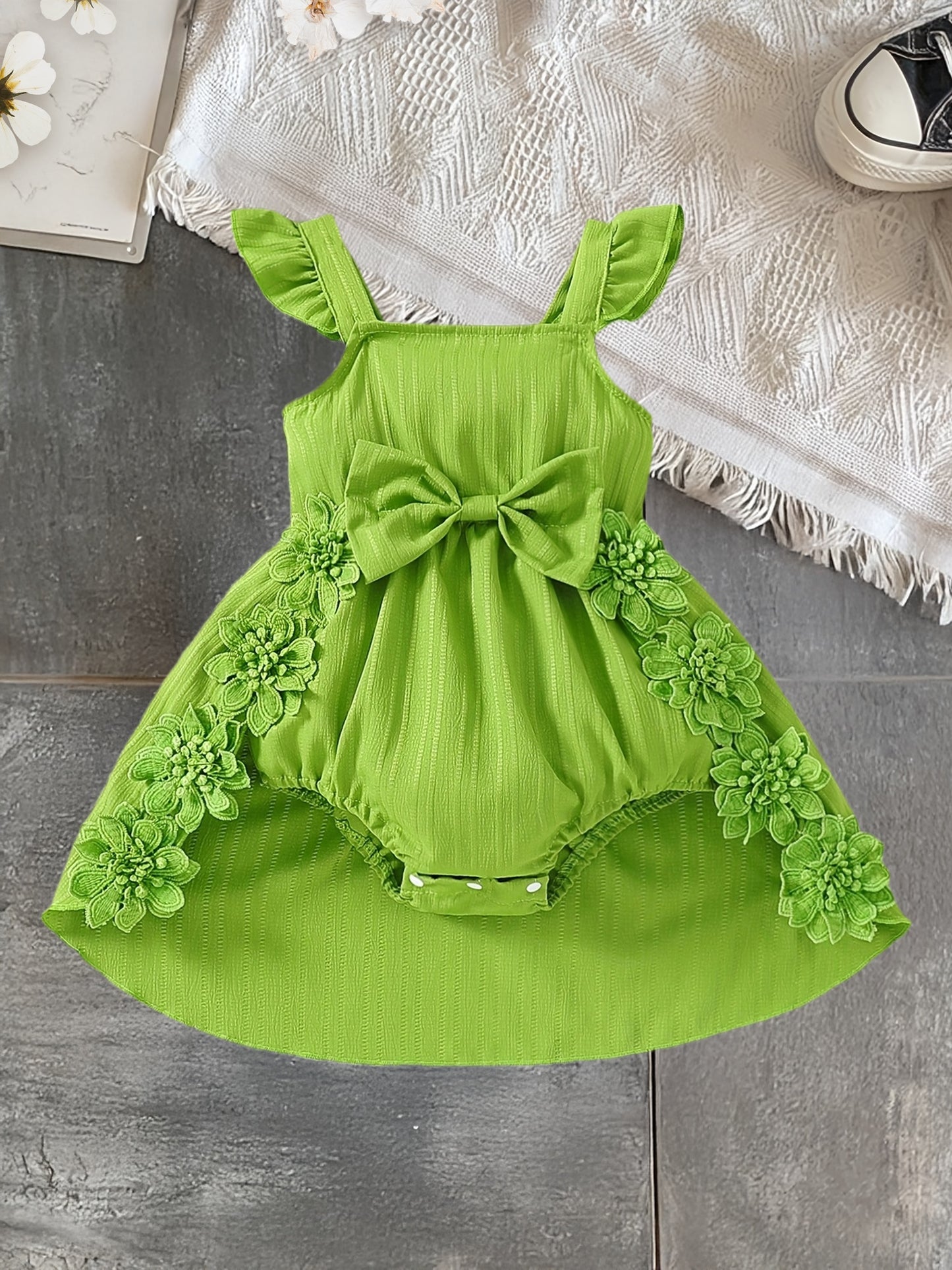 Combinaison bébé élégante verte décorée de fleurs 3D avec manches à volants et grand nœud