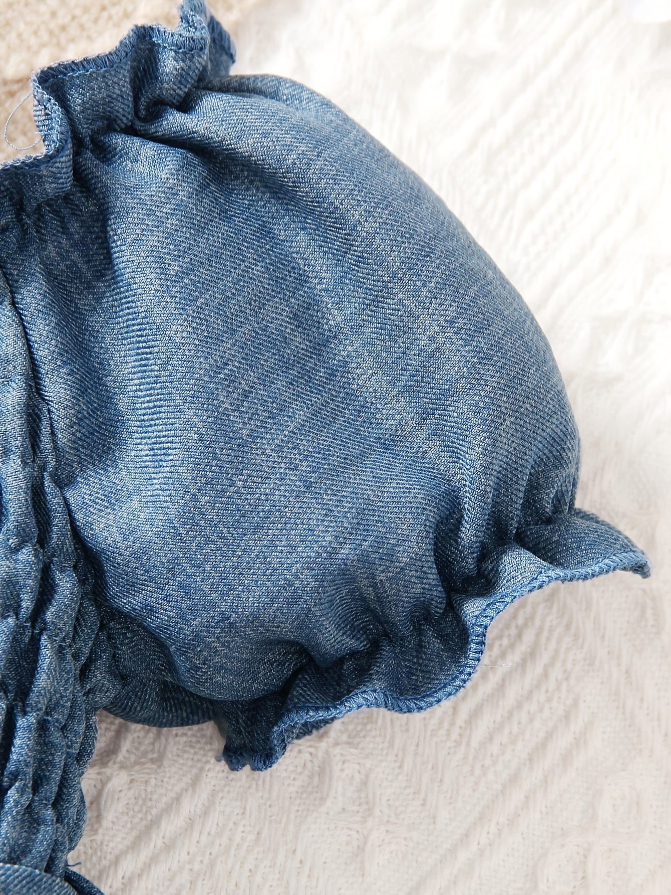 Combinaison bébé fille décontractée style faux jean avec volants aux épaules et ceinture