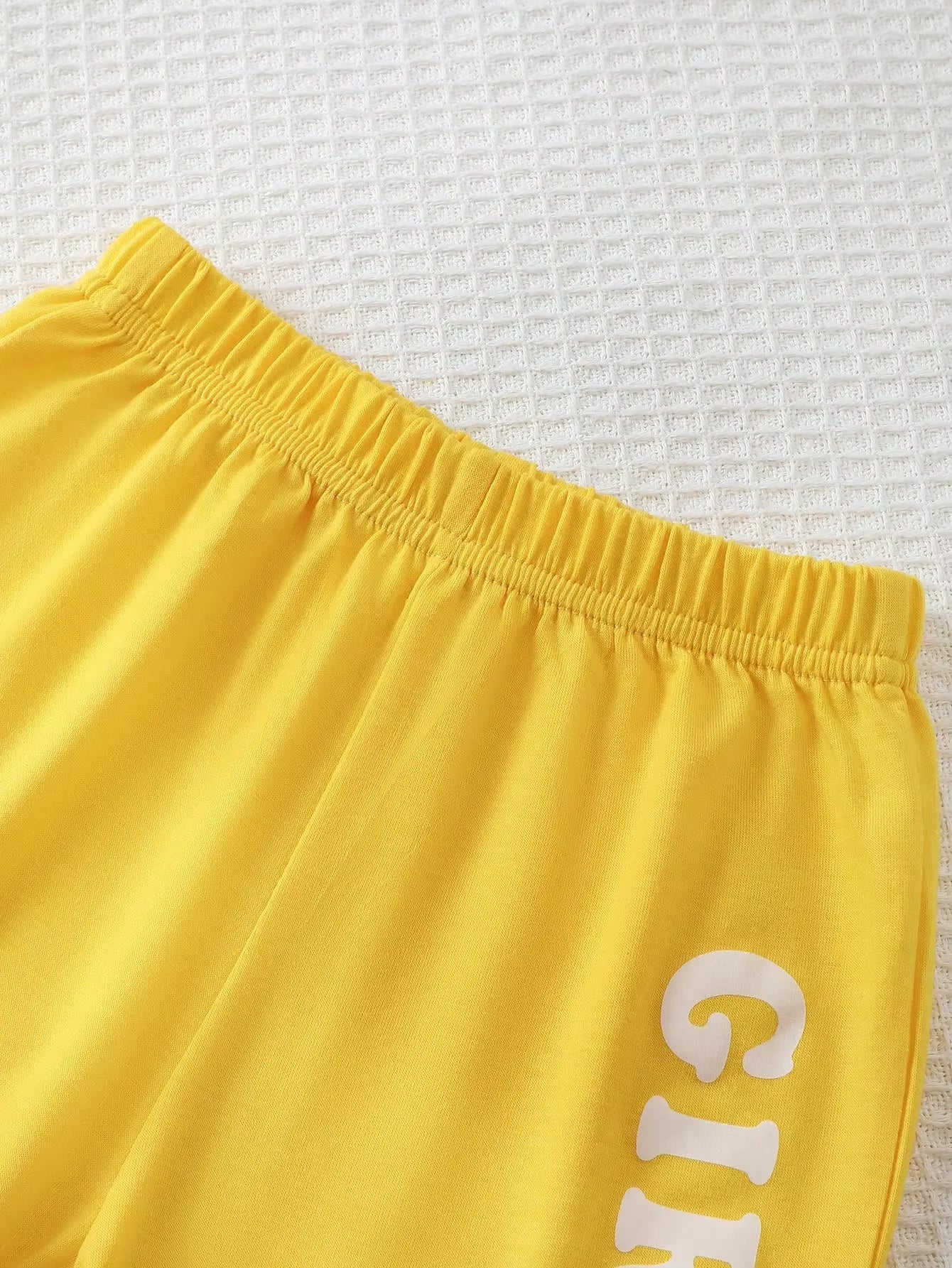 Ensemble Fille Été “GIRL” – T-shirt Blanc Imprimé + Short Jaune (4–6 ans)