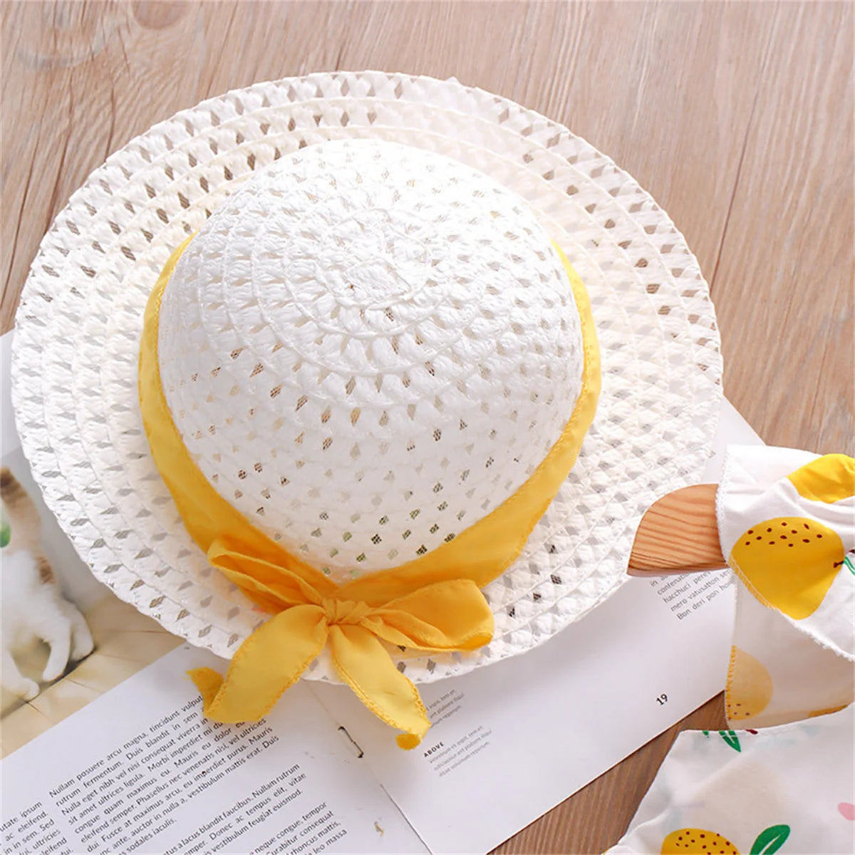 Ensemble Été Bébé Fille 2 Pièces – Robe à Bretelles Imprimé Fruits & Chapeau Assorti