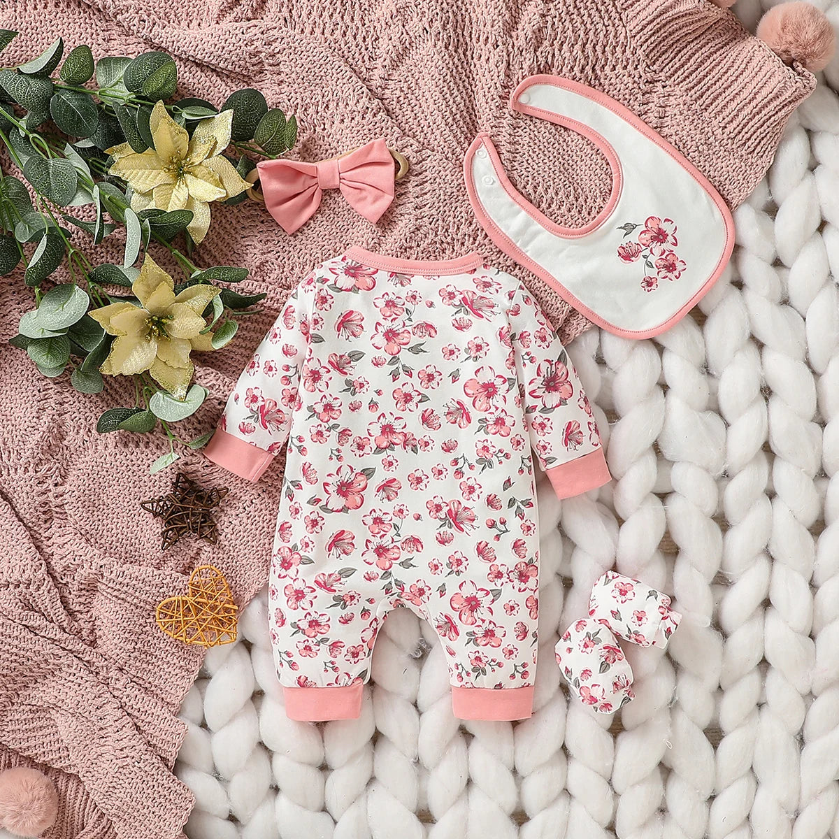 Ensemble Naissance Fille 4 Pièces – Pyjama Fleuri + Bavoir + Bonnet | 0–12 Mois