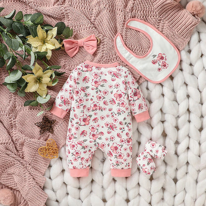 Ensemble Naissance Fille 4 Pièces – Pyjama Fleuri + Bavoir + Bonnet | 0–12 Mois