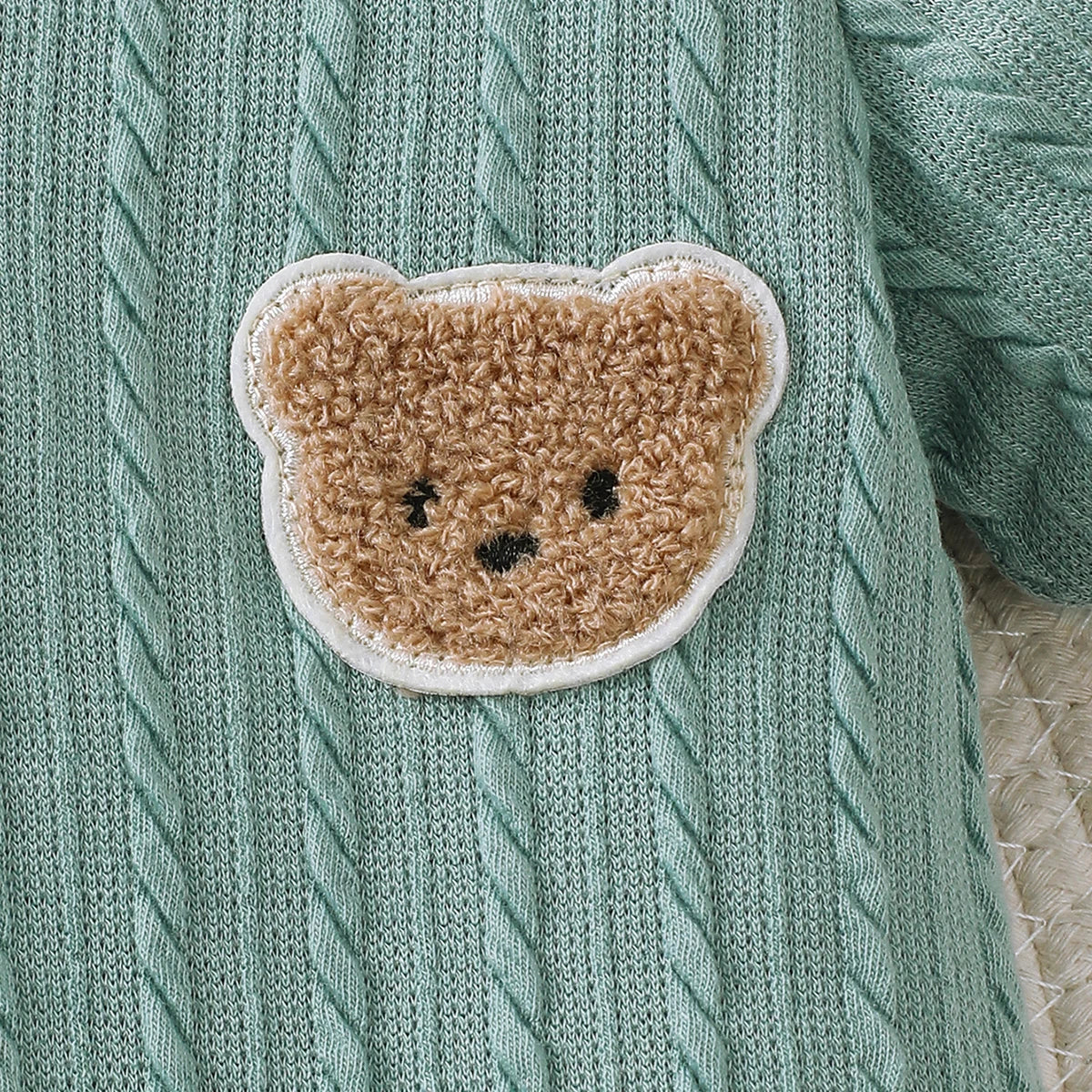 Collection Petit Trésor – Combinaison Bébé Élégante Vert Sauge