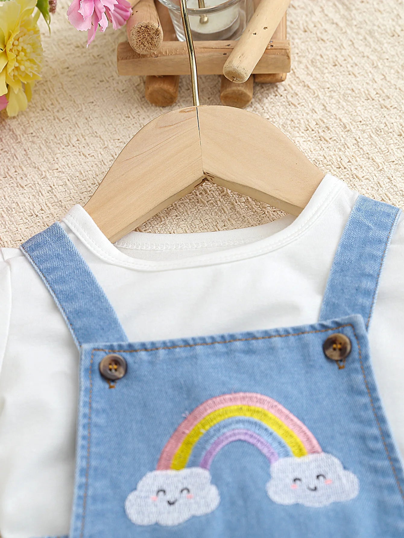 Ensemble été bébé fille 2 pièces – T-shirt doux & salopette légère en jean (6–36 mois)