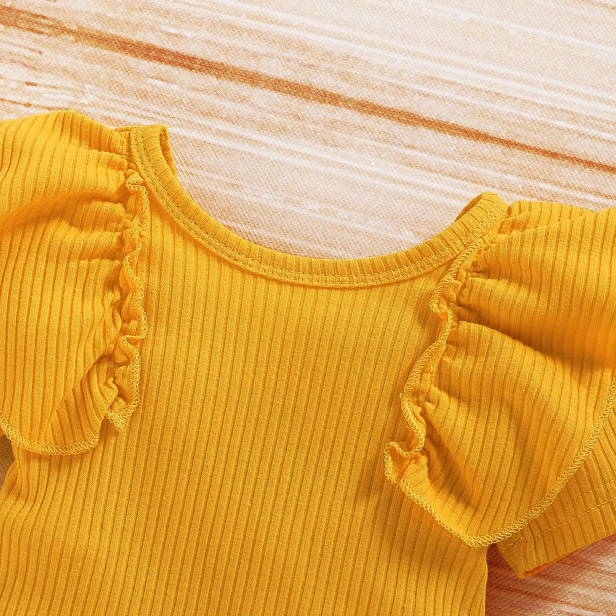 Tenue d’été bébé fille – Haut à manches volantées + short motif tournesols