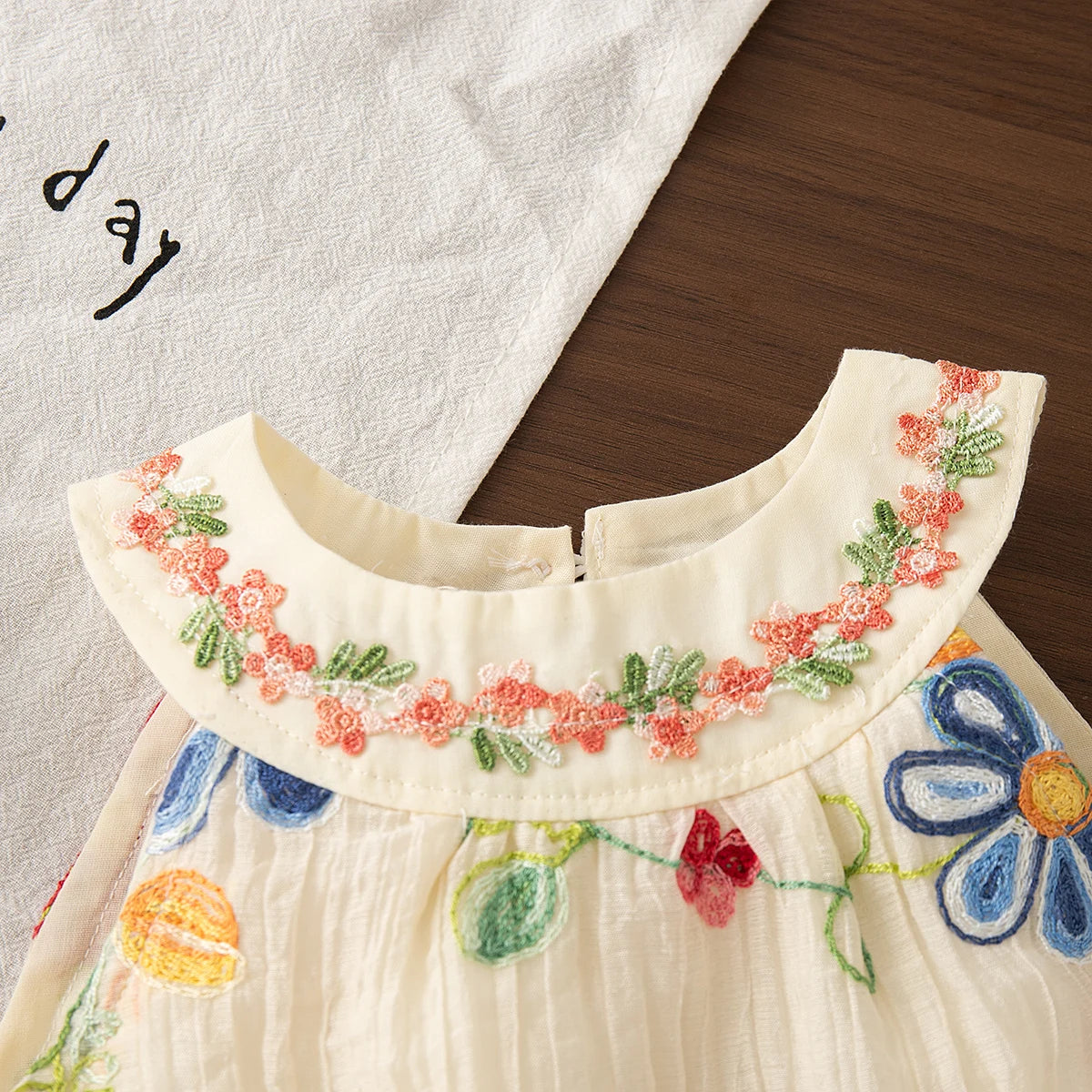 Robe d’été bébé fille beige – Broderies florales, col en coton doux