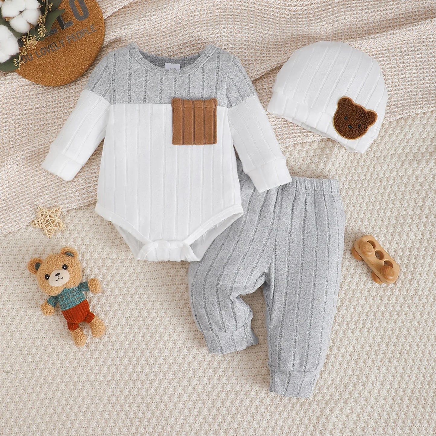 Ensemble Bébé 3 Pièces Doux & Élégant – Body, Pantalon & Bonnet