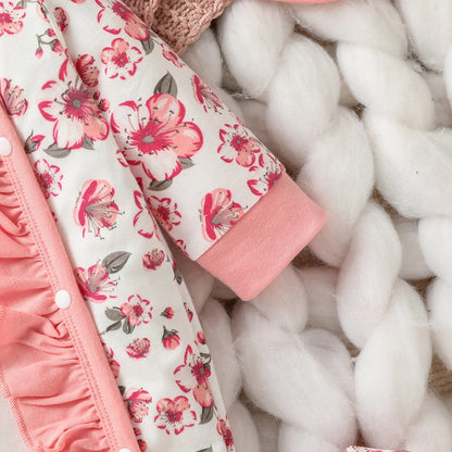Ensemble Naissance Fille 4 Pièces – Pyjama Fleuri + Bavoir + Bonnet | 0–12 Mois