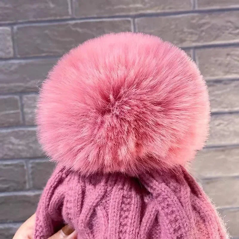 Bonnet Femme en Maille avec Pompon – Chaud, Doux et Stylé pour l’Hiver  (✔ clair • ✔ élégant • ✔ rassurant)