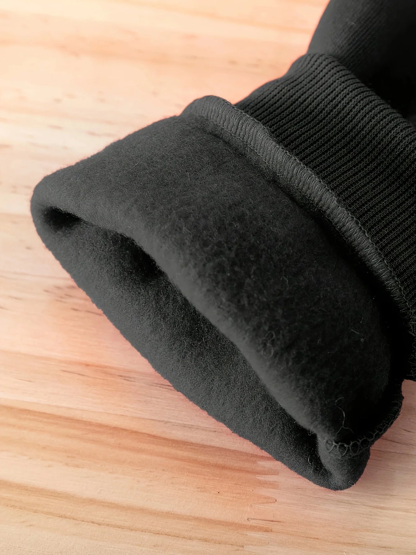Un sweat à capuche en polaire pour un nouveau-né garçon en automne et en hiver, associé à des pantalons longs décontractés et à la mode, convient à l'extérieur
