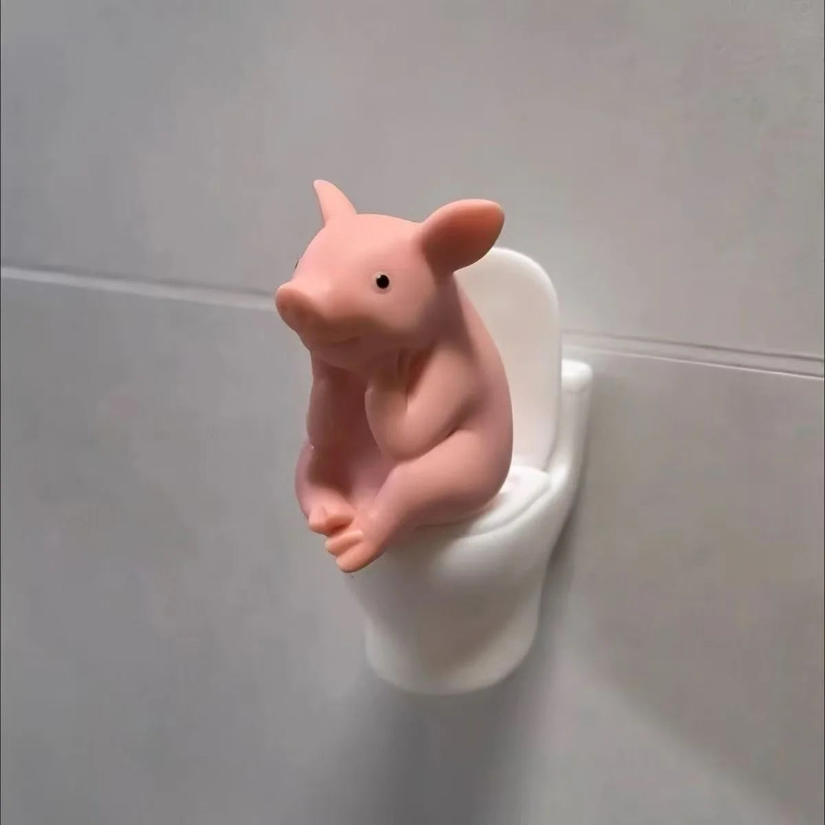 Figurine cochon rose sur les toilettes - Décoration fantaisiste en PVC pour la maison, le bureau et la voiture |   Cadeau idéal pour les amis |   Polyvalent en intérieur