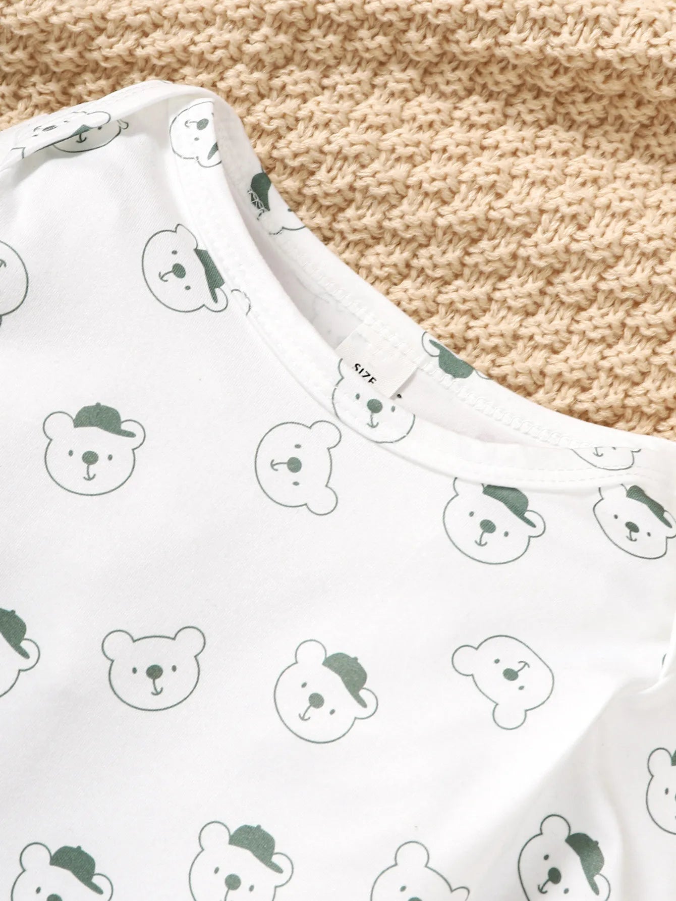 Ensemble Bébé Garçon 2 Pièces – Salopette Vert Olive + Haut Manches Longues Imprimé Petit Ours (3–24 mois)