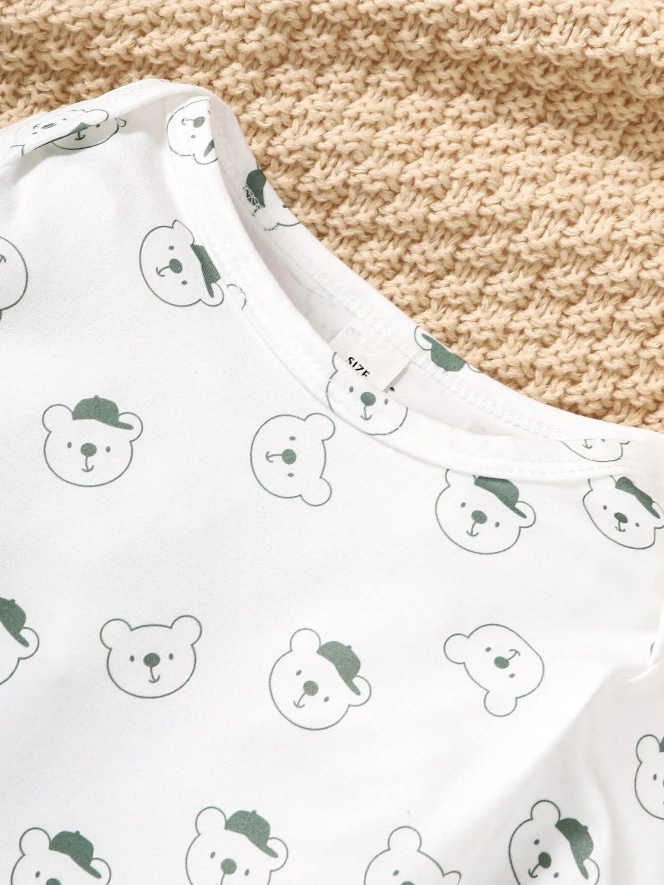 Ensemble Bébé Garçon 2 Pièces – Salopette Vert Olive + Haut Manches Longues Imprimé Petit Ours (3–24 mois)