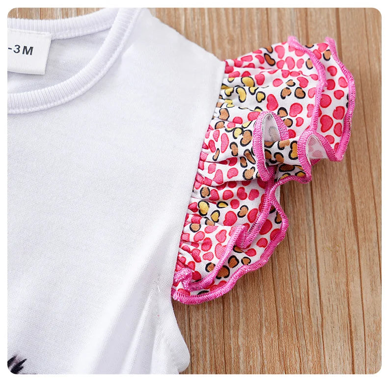 Barboteuse bébé fille – Motif faon tacheté & fleurs – Manches volantées – Confort été (0–12 mois)