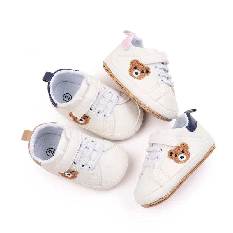Chaussures bébé “Petit Ours” – Anti-dérapantes – Confort premiers pas (9–18 mois)