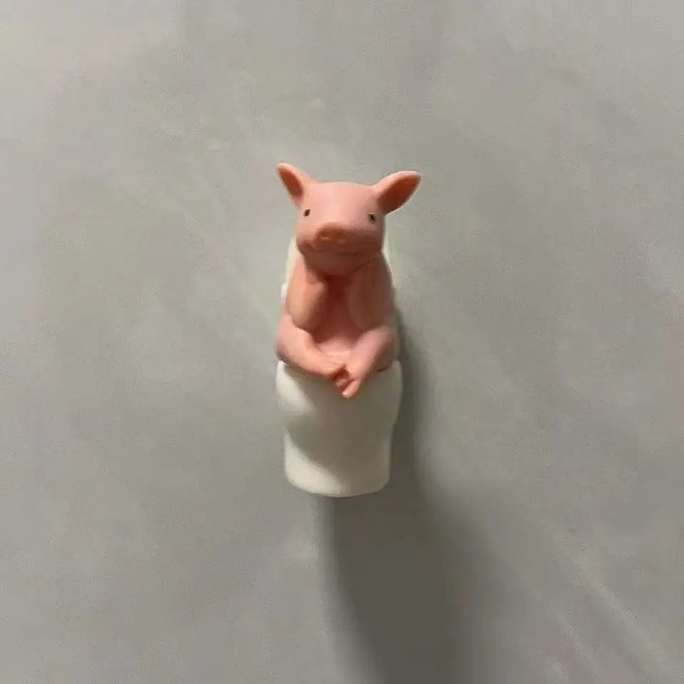 Figurine cochon rose sur les toilettes - Décoration fantaisiste en PVC pour la maison, le bureau et la voiture |   Cadeau idéal pour les amis |   Polyvalent en intérieur