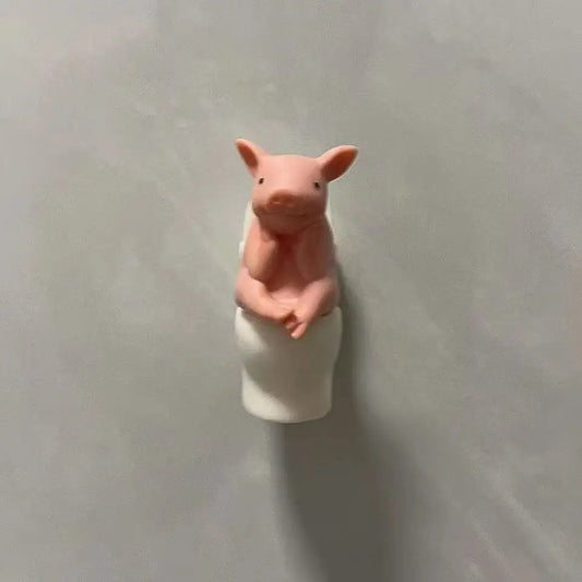 Figurine cochon rose sur les toilettes - Décoration fantaisiste en PVC pour la maison, le bureau et la voiture |   Cadeau idéal pour les amis |   Polyvalent en intérieur