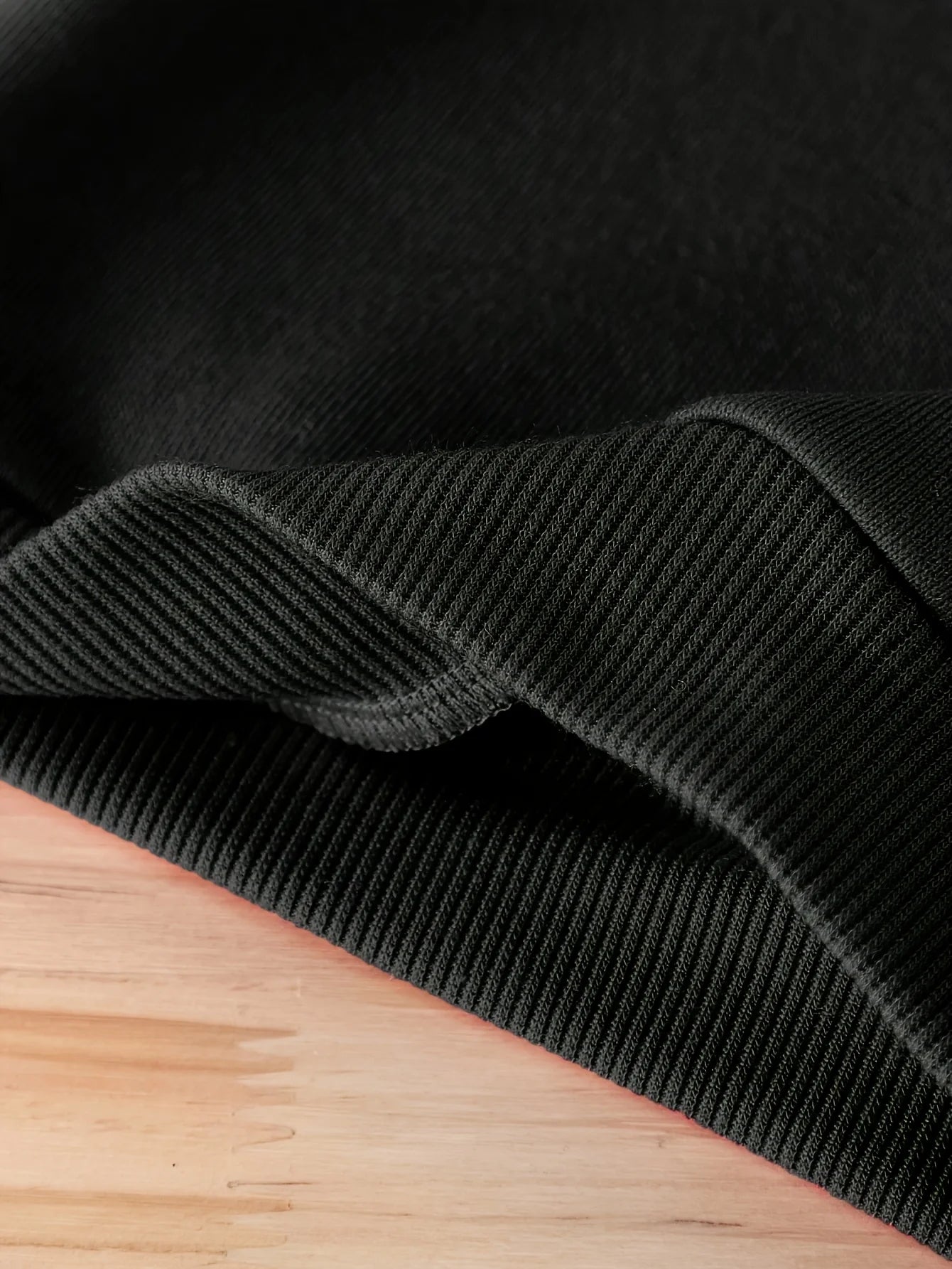 Un sweat à capuche en polaire pour un nouveau-né garçon en automne et en hiver, associé à des pantalons longs décontractés et à la mode, convient à l'extérieur