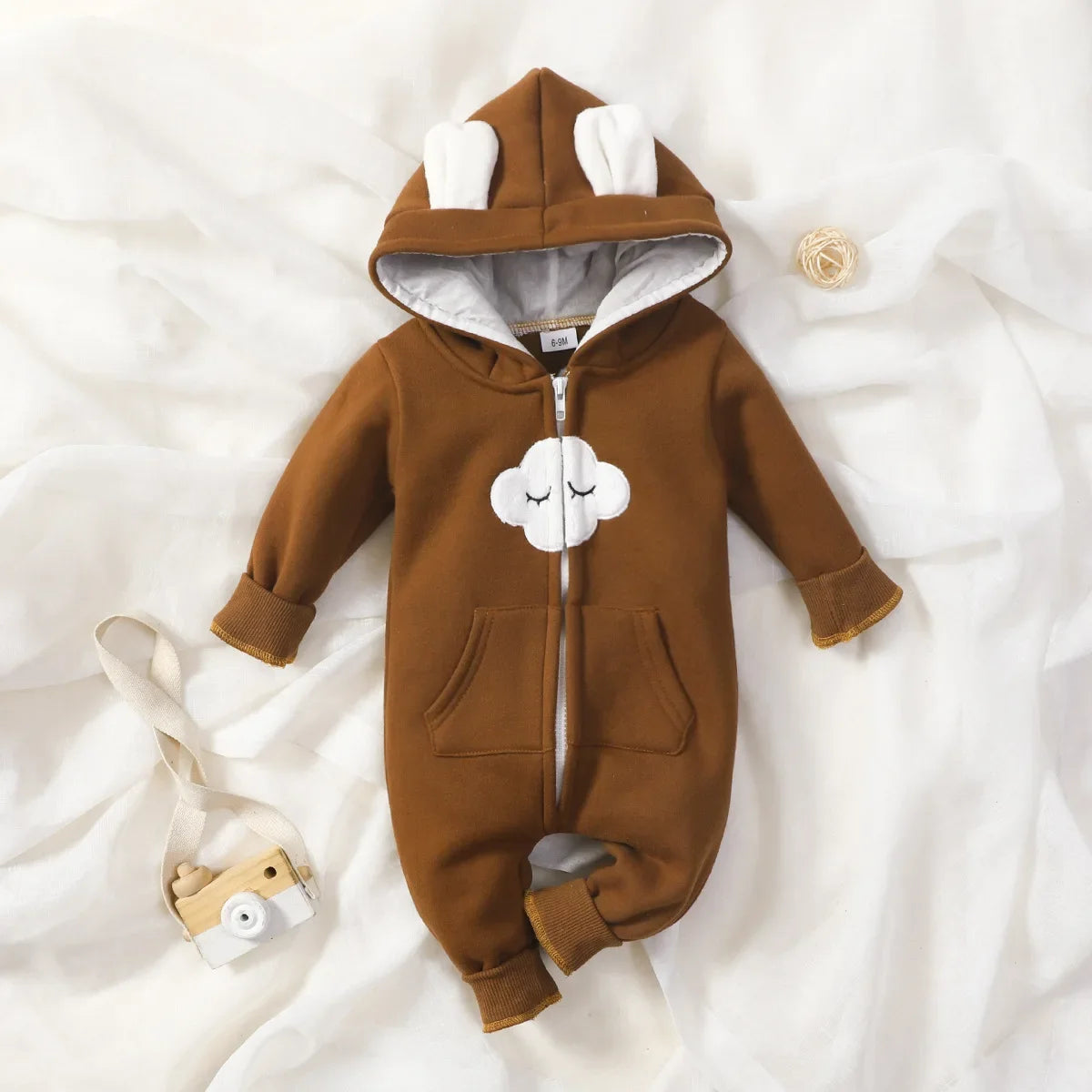 Combinaison Bébé Zippée à Capuche – Motifs Cœurs | 0–12 Mois (Fille/Unisexe)