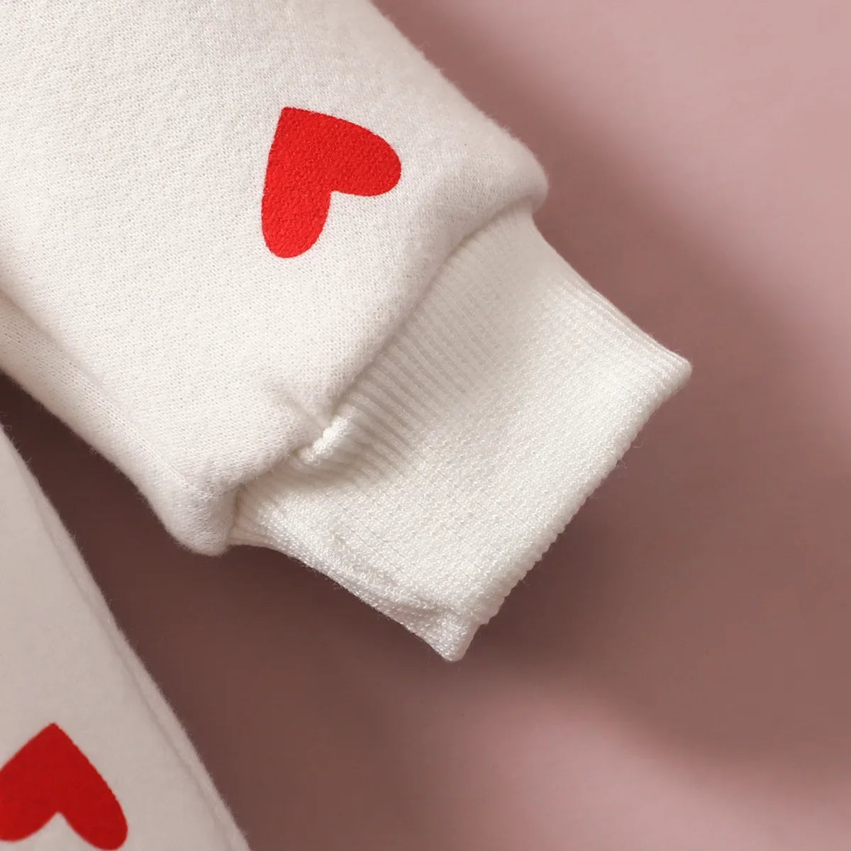 Combinaison Bébé Zippée à Capuche – Motifs Cœurs | 0–12 Mois (Fille/Unisexe)