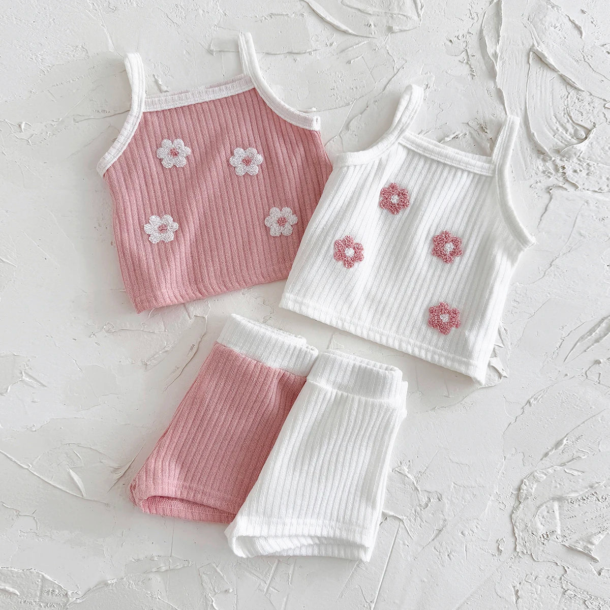 Camisole d’été bébé fille avec fleurs brodées – Haut léger et confortable (0 à 24 mois)