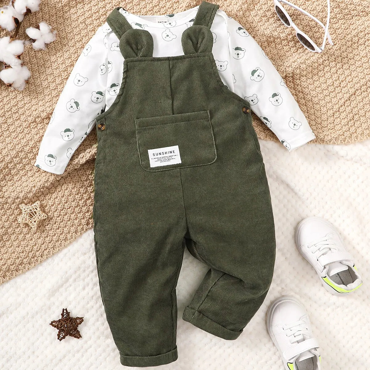 Ensemble Bébé Garçon 2 Pièces – Salopette Vert Olive + Haut Manches Longues Imprimé Petit Ours (3–24 mois)
