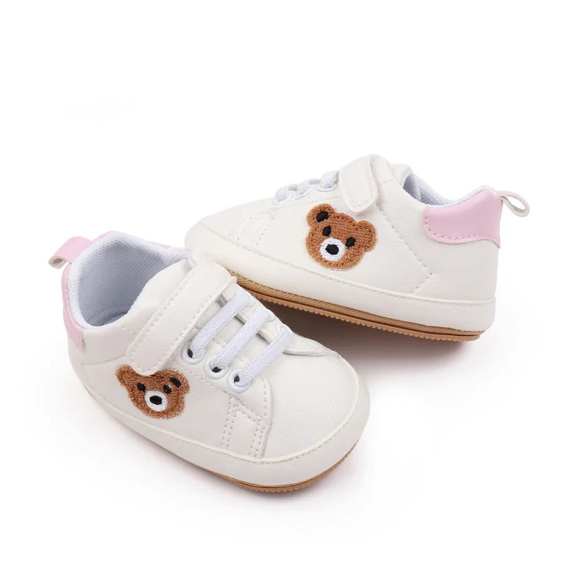 Chaussures bébé “Petit Ours” – Anti-dérapantes – Confort premiers pas (9–18 mois)