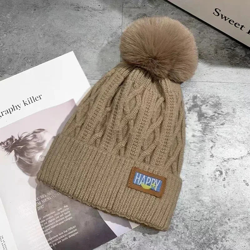 Bonnet Femme en Maille avec Pompon – Chaud, Doux et Stylé pour l’Hiver  (✔ clair • ✔ élégant • ✔ rassurant)
