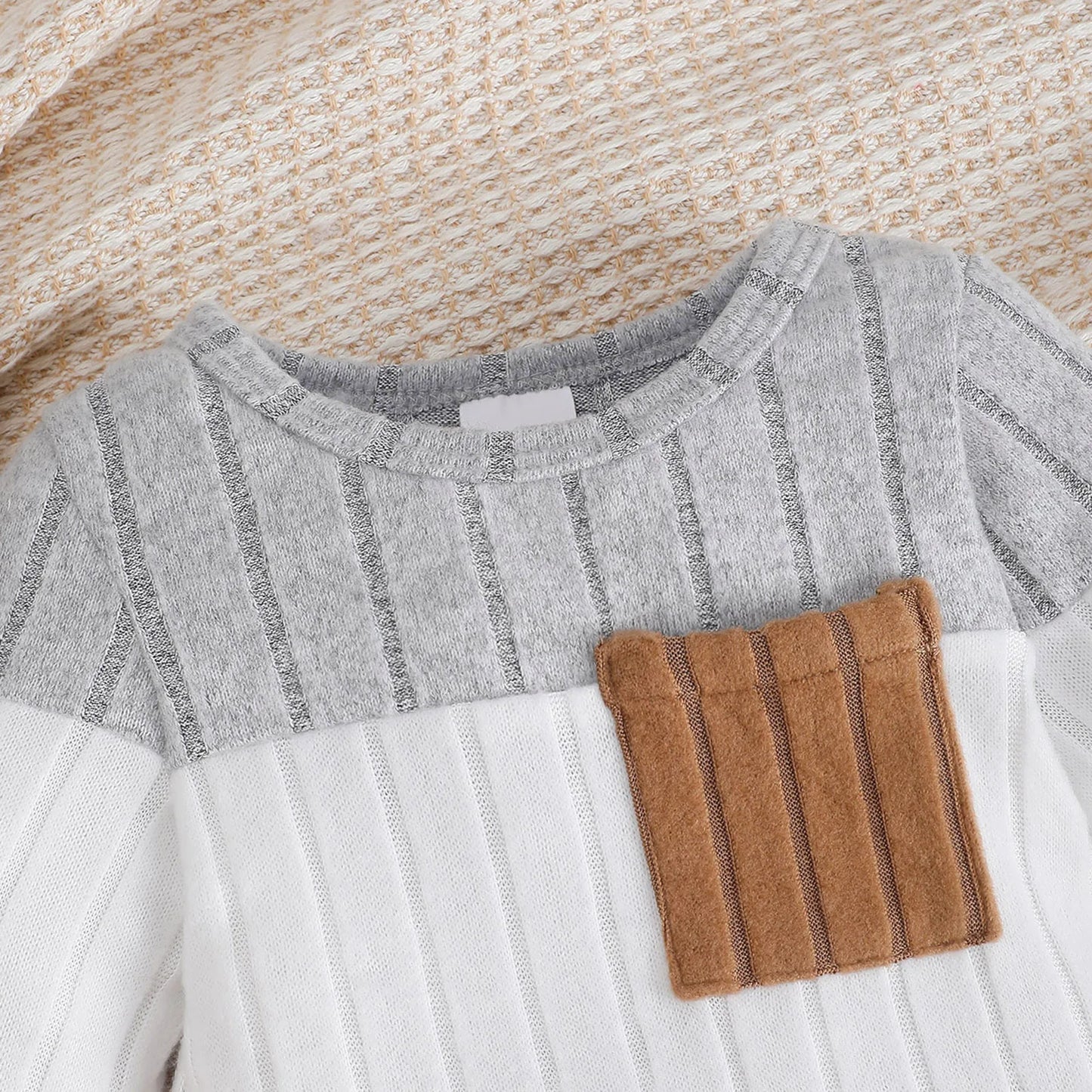 Ensemble Bébé 3 Pièces Doux & Élégant – Body, Pantalon & Bonnet