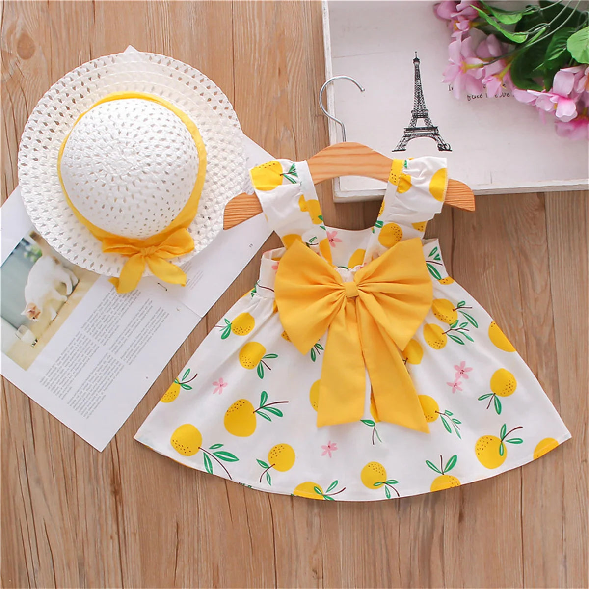 Ensemble Été Bébé Fille 2 Pièces – Robe à Bretelles Imprimé Fruits & Chapeau Assorti