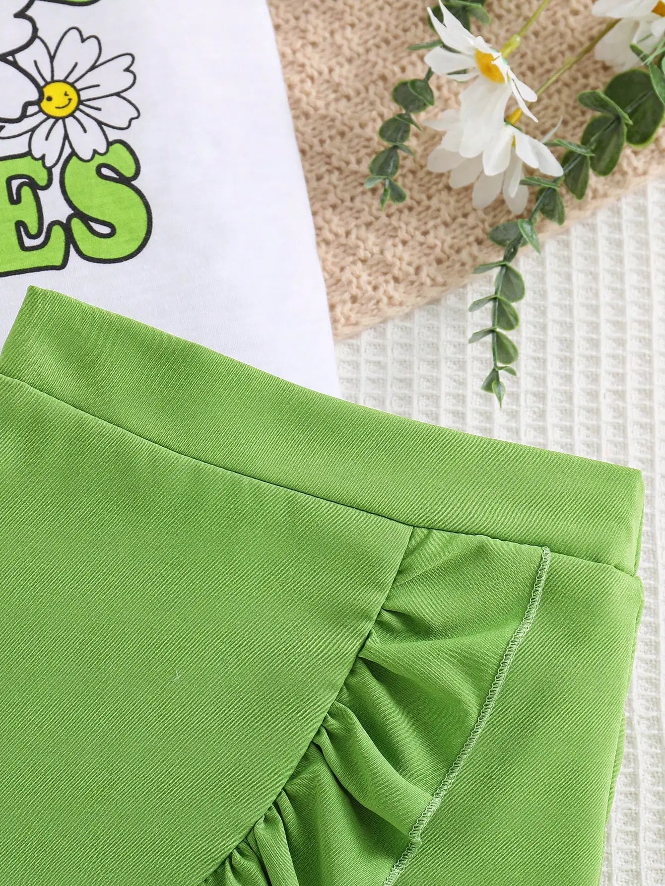 2-piece girls spring/summer fashion cute outdoor casual clothing white knit round neck Daisy print T-shirt + green pleated skirt