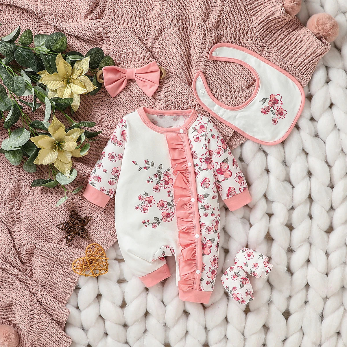 Ensemble Naissance Fille 4 Pièces – Pyjama Fleuri + Bavoir + Bonnet | 0–12 Mois