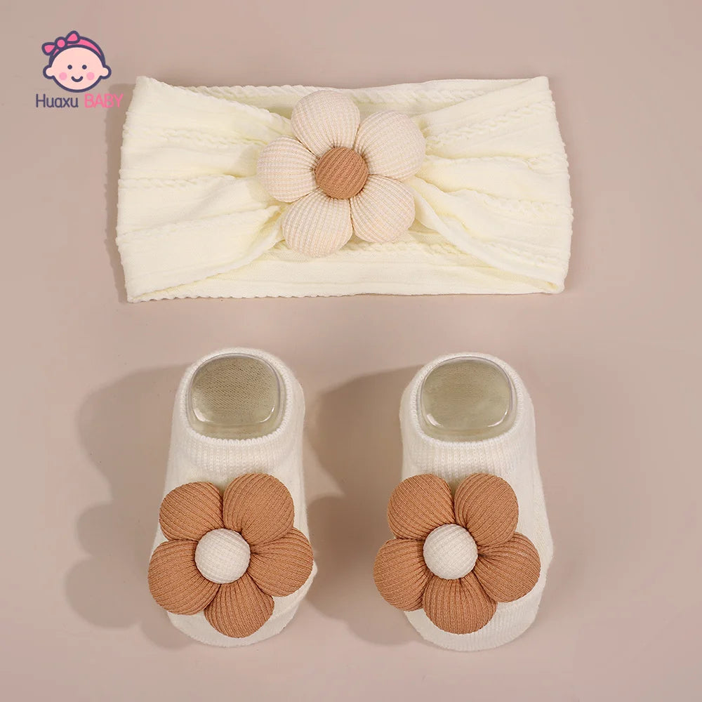 Ensemble Bébé Fille – Bandeau Fleur & Chaussettes Assorties