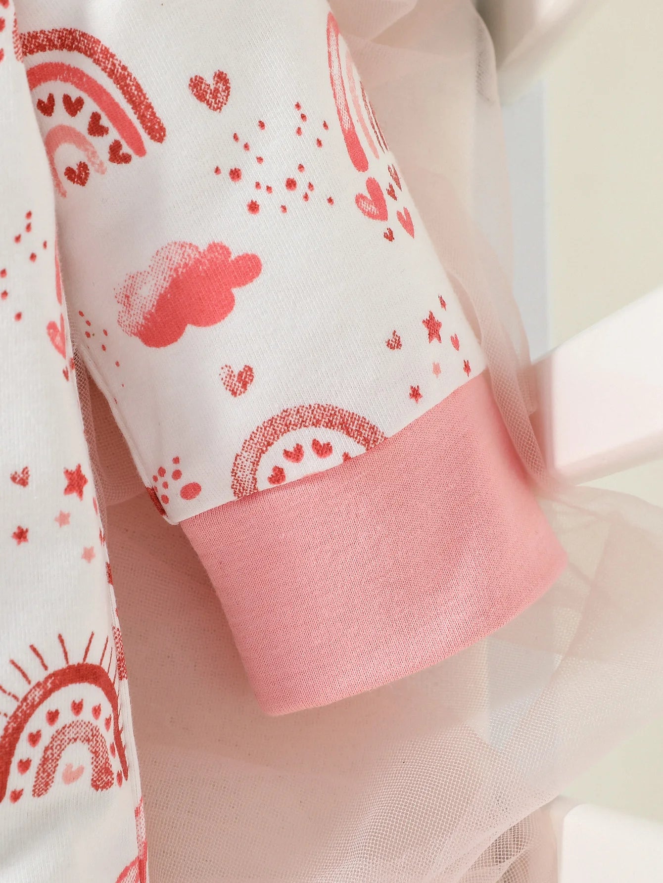 Ensemble Naissance Fille 4 Pièces – Pyjama Fleuri + Bavoir + Bonnet | 0–12 Mois