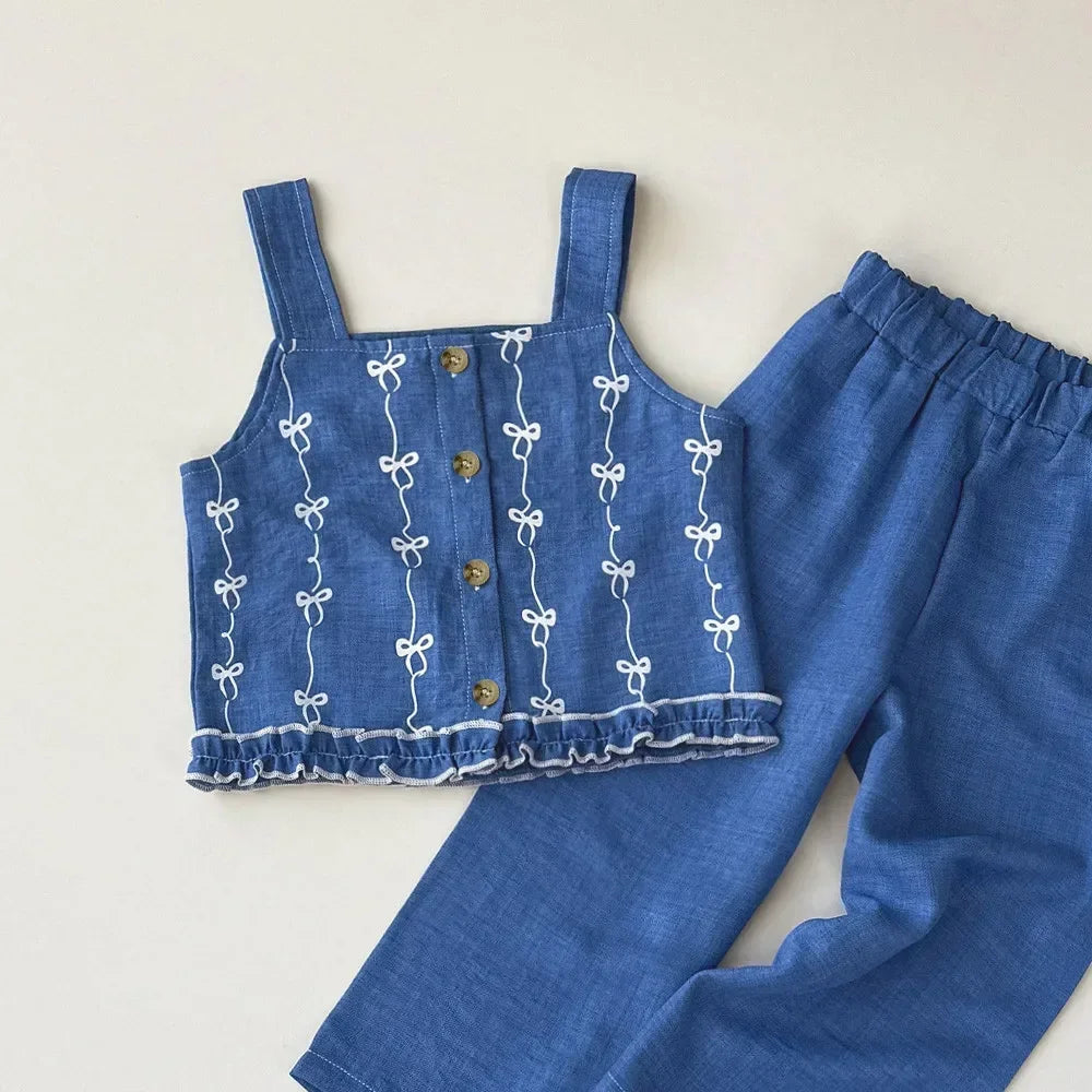 Ensemble Fille 2 Pièces Bleu – Haut Sans Manches Brodé & Pantalon (4–6 ans)
