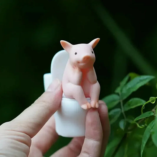 Adorable figurine de cochon rose sur les toilettes - Décoration fantaisie en PVC pour la maison, le bureau et la voiture |   Cadeau idéal pour les amis |   Polyvalent en intérieur