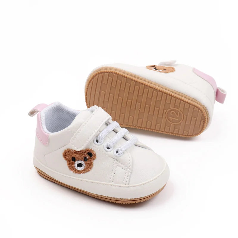 Chaussures bébé “Petit Ours” – Anti-dérapantes – Confort premiers pas (9–18 mois)