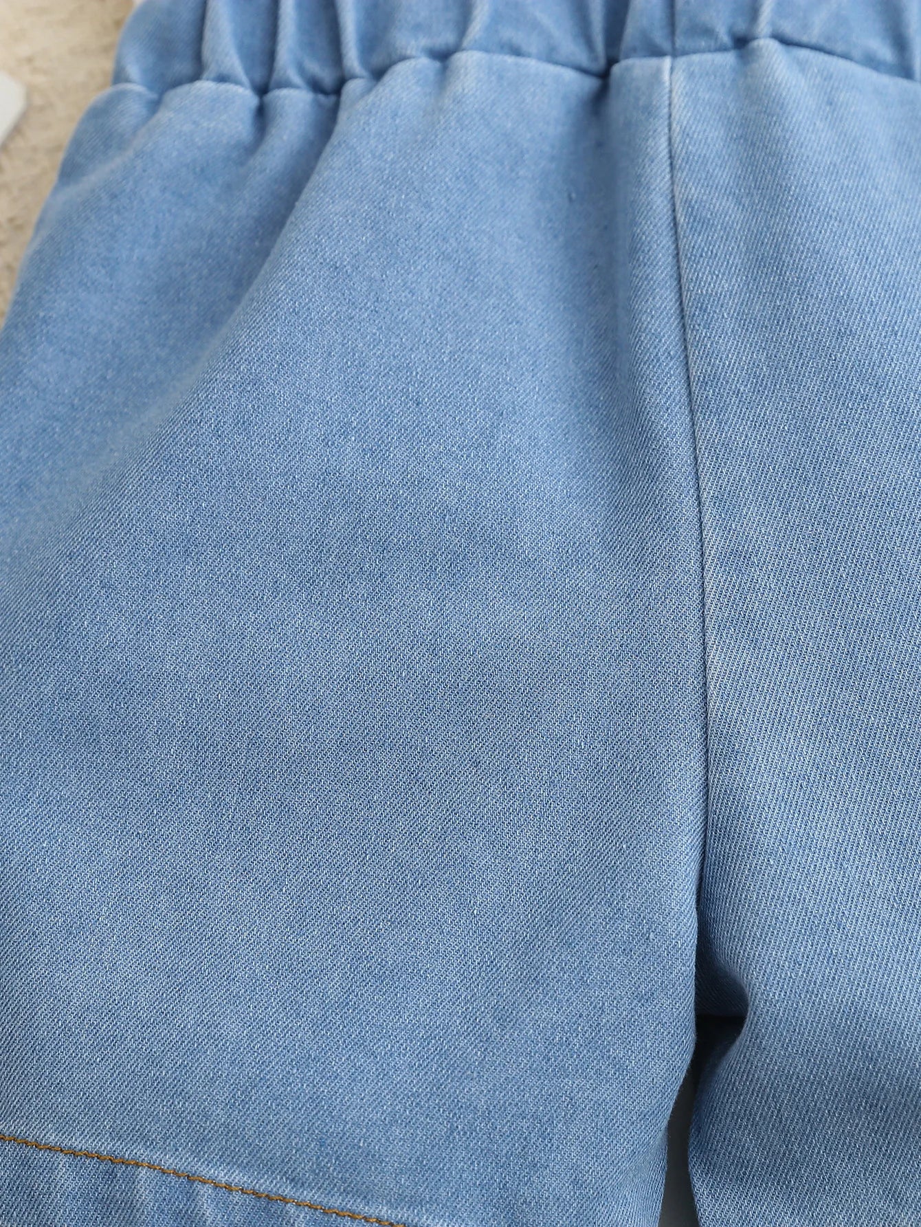 Ensemble été bébé fille 2 pièces – T-shirt doux & salopette légère en jean (6–36 mois)