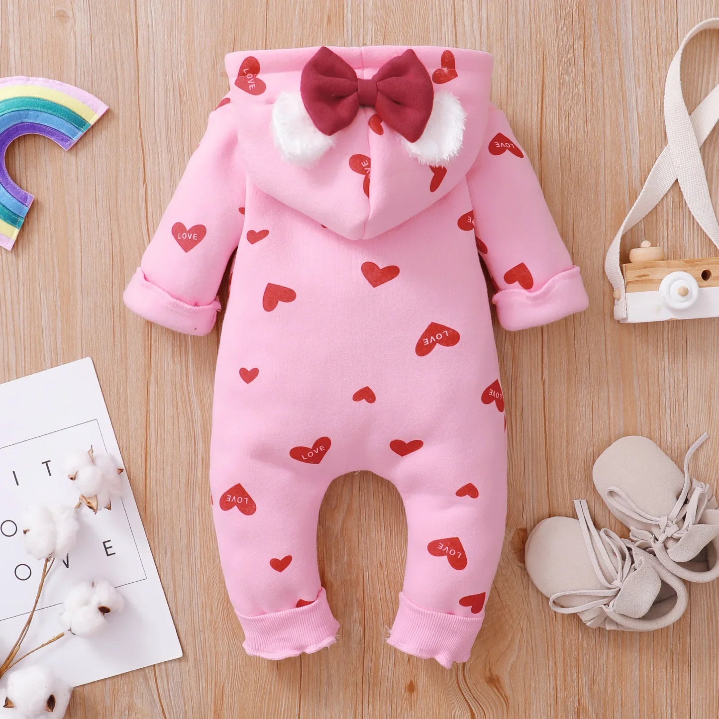 Combinaison Bébé Zippée à Capuche – Motifs Cœurs | 0–12 Mois (Fille/Unisexe)