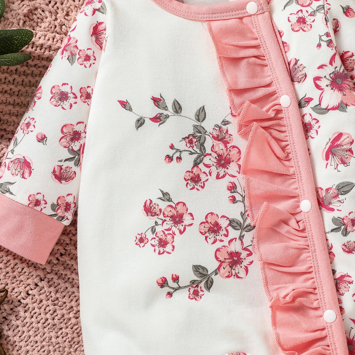 Ensemble Naissance Fille 4 Pièces – Pyjama Fleuri + Bavoir + Bonnet | 0–12 Mois