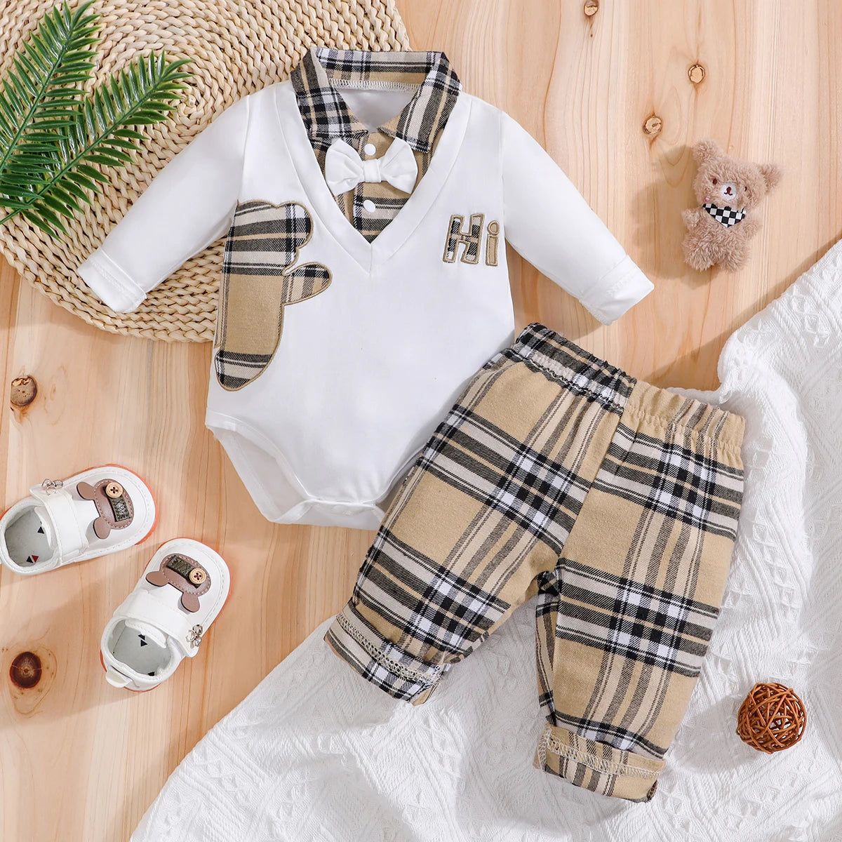 Ensemble bébé 2 pièces élégant – Haut style grenouillère & pantalon à carreaux (0 à 24 mois)