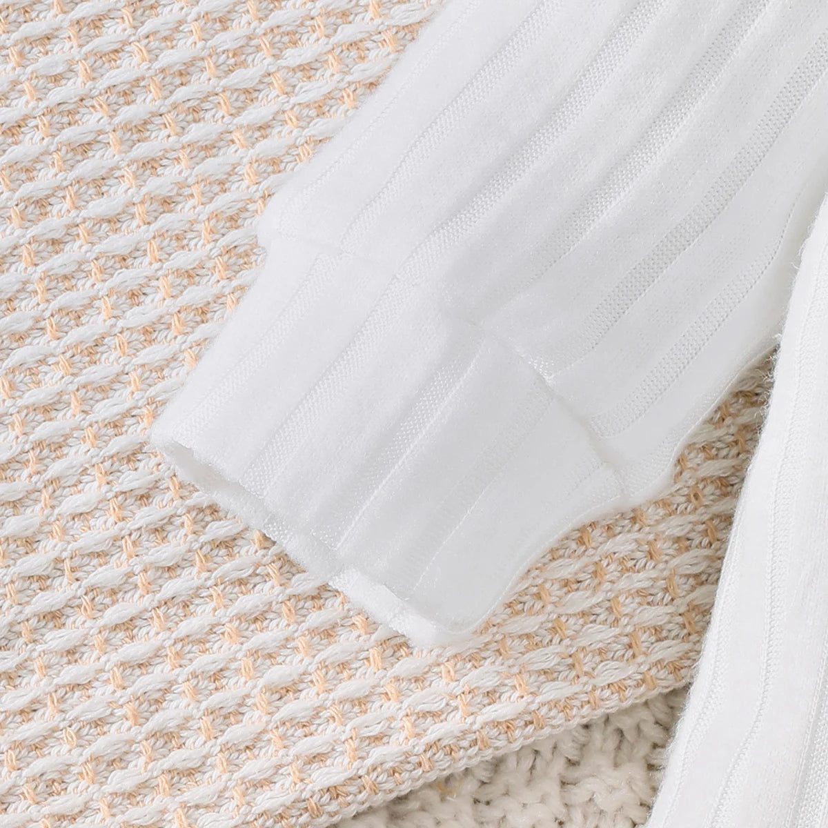 Ensemble Bébé 3 Pièces Doux & Élégant – Body, Pantalon & Bonnet