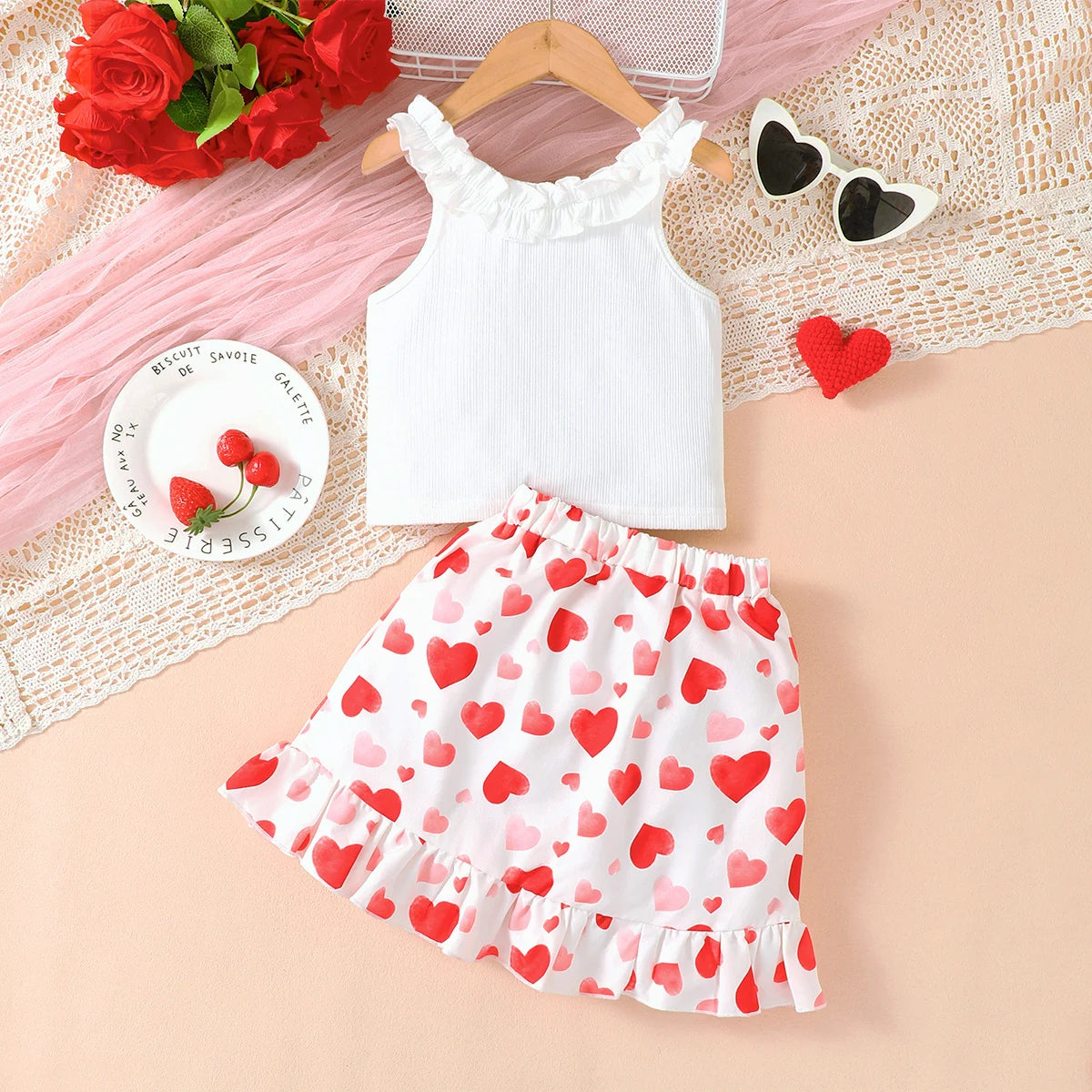 Ensemble Fille “Cœurs” – Haut Blanc & Jupe Imprimée Rouge (4–6 ans)