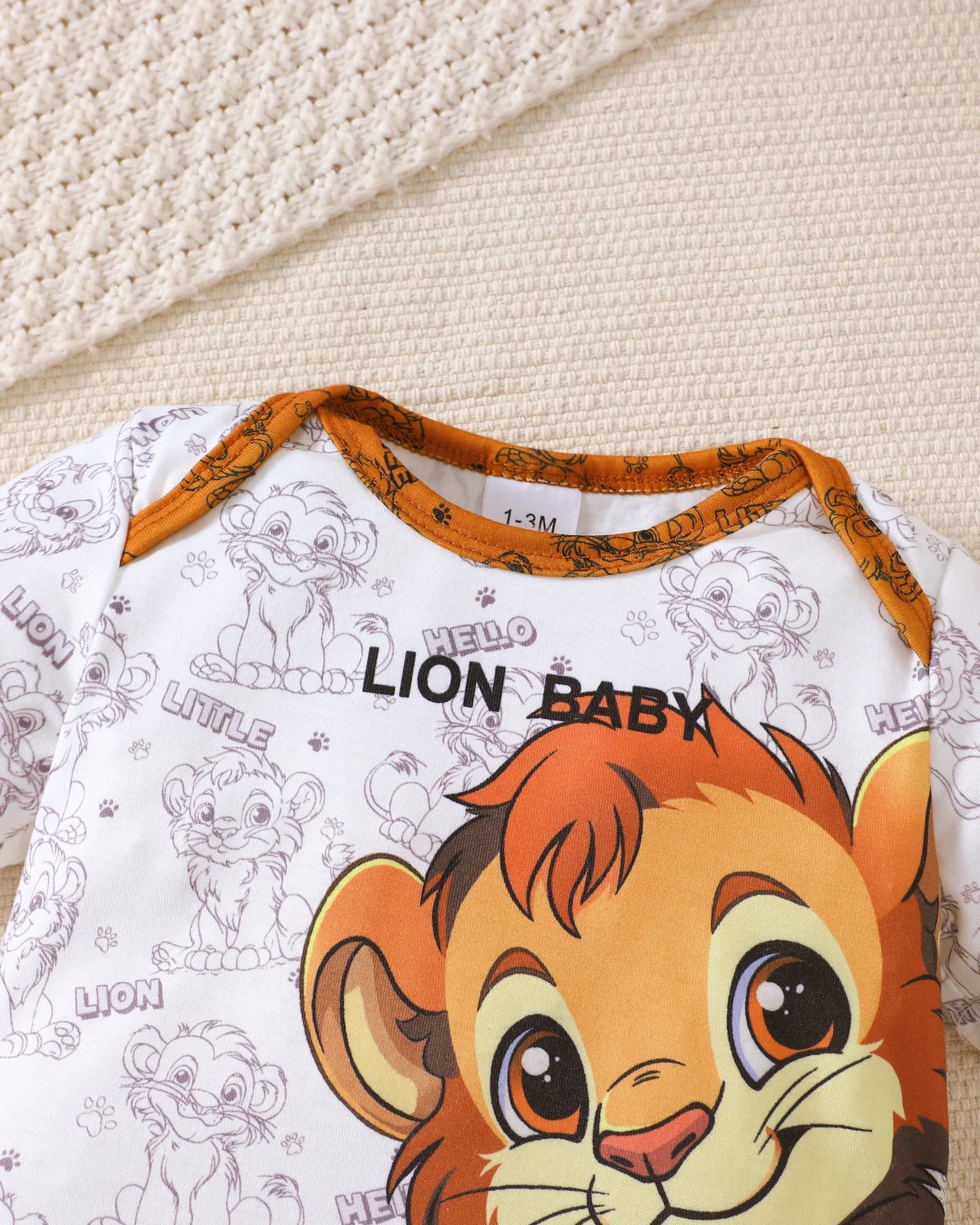 Ensemble Bébé Garçon Lion – Haut Imprimé, Pantalon & Chapeau (0–18 Mois)