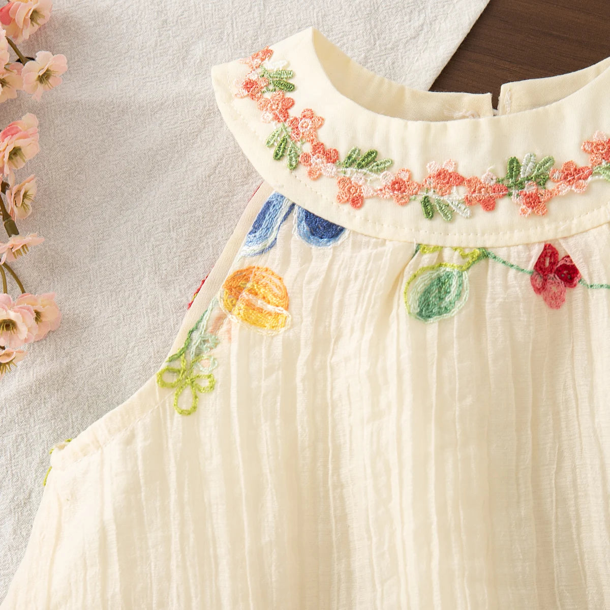 Robe d’été bébé fille beige – Broderies florales, col en coton doux