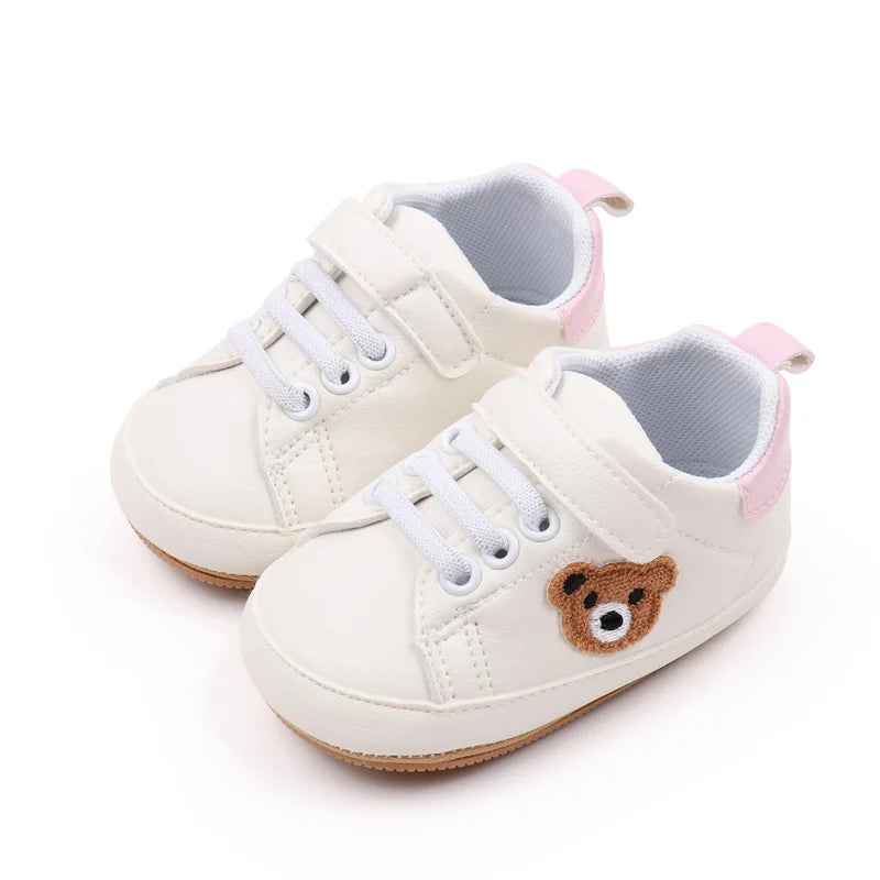 Chaussures bébé “Petit Ours” – Anti-dérapantes – Confort premiers pas (9–18 mois)